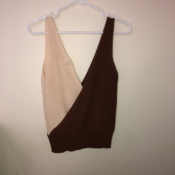 NWT Francesca’s Madilyn Colorblock Surplice Sweater Tank - Picture 7 of 7